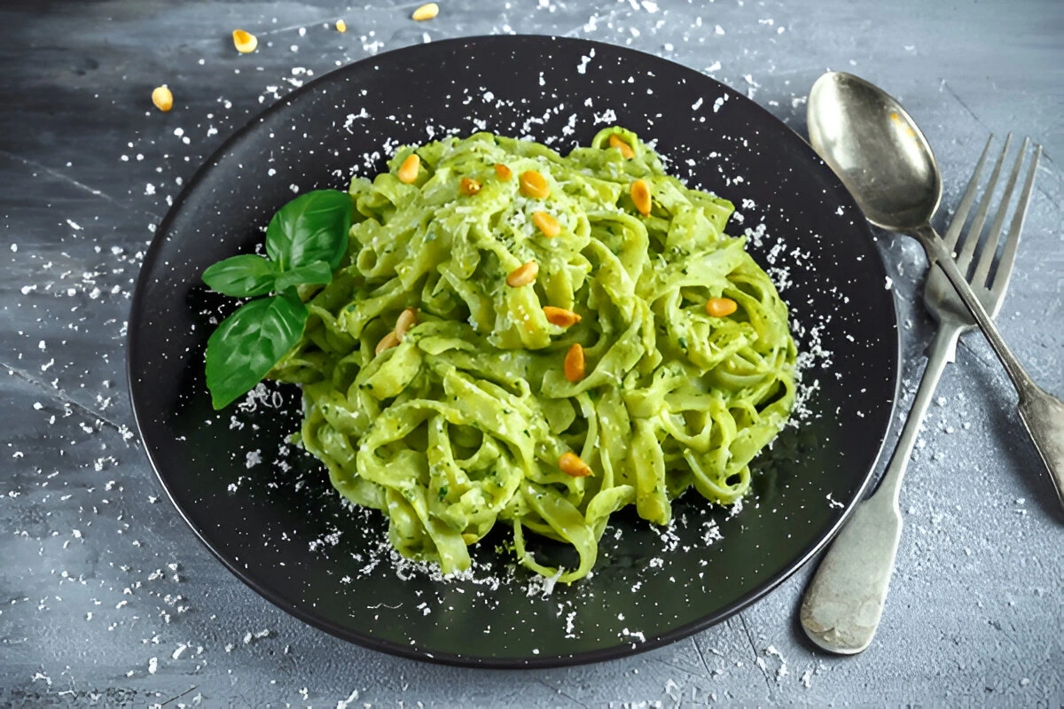 Freshly prepared green spaghetti served with grilled chicken and a light garlic sauce.